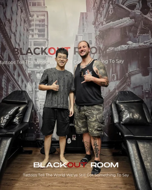 01#BLACKOUTROOM WITH FRIENDS